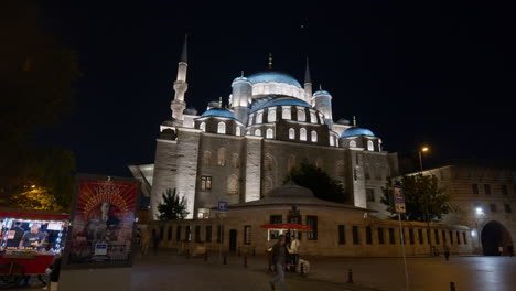 Street-vendors-at-illuminated-new-mosque-Eminonu-Istanbul-Yeni-Camii