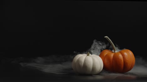 Calabazas-En-Miniatura-Blancas-Y-Naranjas-Rodearon-Mi-Niebla-Ondulante-Para-Halloween