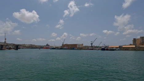 Navegando-Cerca-Del-Puerto-Marítimo-De-La-Histórica-Ciudad-De-La-Valeta,-Malta-En-Europa