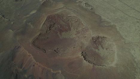 Filmische-Luftaufnahme-über-Den-Krater-Des-Arena-Vulkans-Auf-Der-Insel-Fuerteventura-In-Einer-Wüstenlandschaft