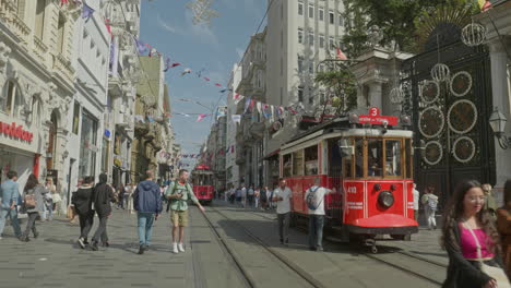 Die-Berühmten-Roten-öffentlichen-Straßenbahnen-Der-Stadt-Istanbul-Treffen-Sich-Auf-Der-Istiklal-Straße