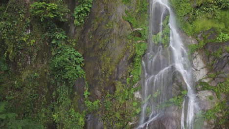 Luftbesteigung-Des-Wunderschönen-Wasserfalls-Cascada-El-Bejuco-In-Honduras