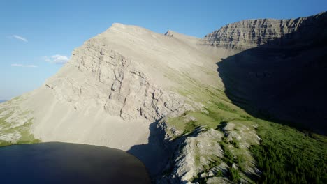 Aerial-Lifting-Rocky-Mountain-Shot-of-Carnarvon-Peak-at-Carnarvon-Lake,-Kananaskis,-Alberta,-Canada