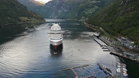 Luftaufnahme-Eines-Kreuzfahrtschiffes-Der-Aida-Linie,-Das-Vor-Dem-Dorf-Gieranger-An-Der-Spitze-Des-Geirangerfjords-In-Norwegen-Festgemacht-Hat