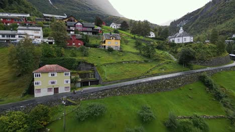 Luftaufnahmen-über-Den-üppigen-Grünen-Hügeln-Mit-Den-Typischen-Häusern-Von-Gieranger,-Norwegen