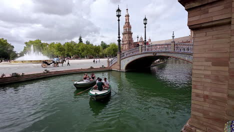 Touristen-Fahren-Mit-Dem-Boot-über-Kanäle-An-Der-Plaza-De-España-In-Sevilla,-Spanien