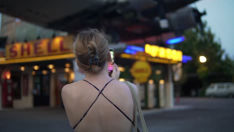 Reisender-Fotografiert-Den-Srinagarindra-Zug-Nachtmarkt-In-Bangkok,-Thailand