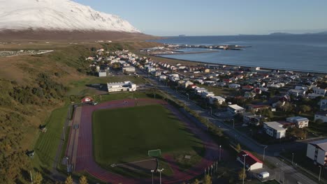 Imágenes-De-Drones-De-Una-Pequeña-Ciudad-En-La-Parte-Norte-De-Islandia