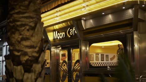 MQQN-Café-BKK,-Ein-Ungezwungenes-Amerikanisches-Diner-Im-Stil-Der-50er-Jahre-In-Bangkok,-Thailand