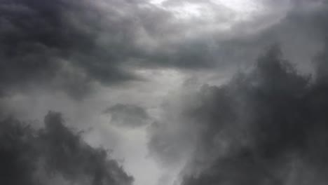 Blitze-Gegen-Graue-Wolken-Am-Himmel