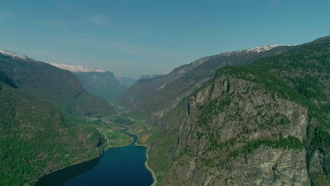 Eine-Freizügige-Aufnahme-Eines-Ruhigen-Sees,-Umgeben-Von-Bergen-Mit-Wäldern-In-Norwegen