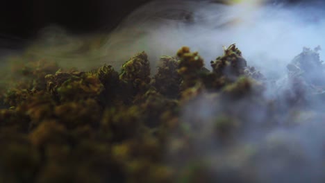 Cannabisblüten-Von-CBD-Und-THC-Marihuana-Knospen,-Aus-Der-Nähe-Gefilmt,-Während-Der-Rauch-Vor-Uns-Vorbeizieht