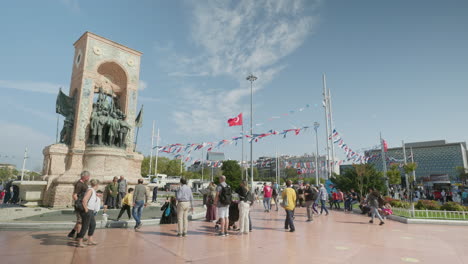 Menschen-Besuchen-Das-Denkmal-Der-Türkischen-Republik-Auf-Dem-Taksim-Platz-In-Istanbul