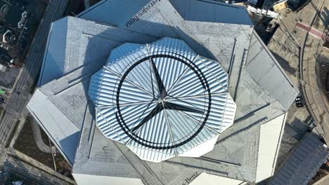 Aerial-top-down-shot-showing-Mercedes-Benz-Logo-on-rooftop-of-Stadium-Arena-in-Atlanta-City,-America---circling-shot