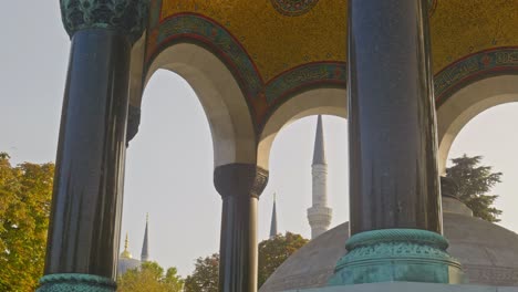 Deutscher-Brunnen-Im-Hippodrom-Mit-Blauer-Moschee-Im-Sultanahmet-Hintergrund