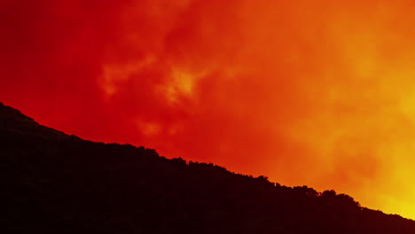 Wütende-Flammen-Eines-Waldbrandes-In-Der-Nacht-Verbrennen-Bäume-Und-Berge
