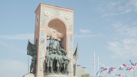 Figura-Esculpida-En-El-Monumento-De-La-República-Turca-En-La-Plaza-Taksim-De-Estambul