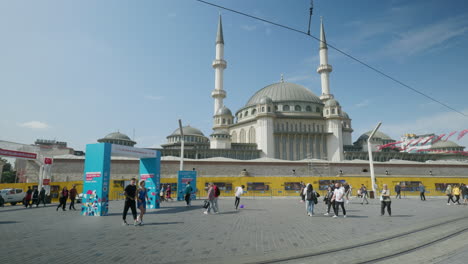 Mezquita-Taksim-En-Estambul,-Cerca-De-La-Famosa-Calle-Istiklal,-La-Famosa-Terminal-Del-Tranvía-Rojo
