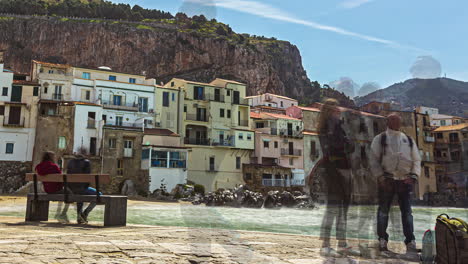Zeitraffer-Am-Ufer-Der-Italienischen-Küste-Von-Sizilien,-Italien-Mit-Touristen-Und-Reisenden-Und-Blick-Auf-Die-Historischen-Gebäude,-Die-An-Einem-Sonnigen-Tag-In-Der-Nähe-Der-Felsen-Errichtet-Wurden