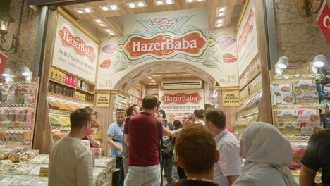 Käufer-Stehen-Schlange,-Um-Türkische-Köstlichkeiten-Und-Süßigkeiten-Auf-Dem-Gewürzmarkt-In-Istanbul-Zu-Kaufen