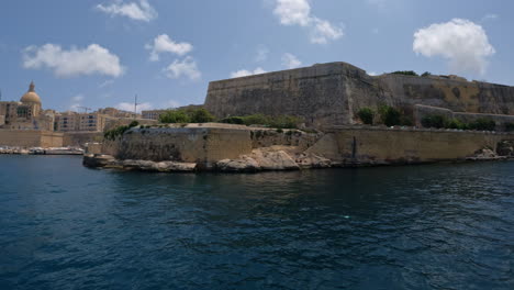 Ein-Atemberaubender-Blick-Auf-Die-Atemberaubende-Stadtlandschaft-Von-Valletta,-Malta,-Von-Einem-Boot-Auf-Dem-Wasser-Aus