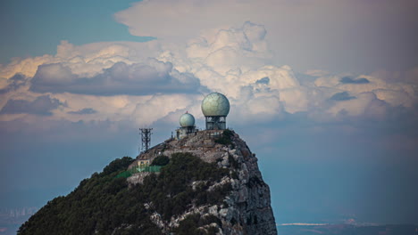 Zeitraffer-Von-Wolken,-Die-Sich-Hinter-Den-Wetterradarkugeln-Im-Sonnigen-Gibraltar-Bewegen
