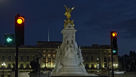 Victoria-Memorial-at-night-with-royal-residence-of-Buckingham-Palace-in-background,-London