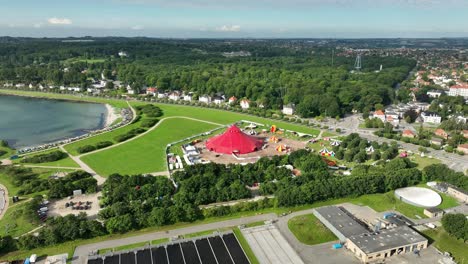 Zirkus-Summarum-Zelt-Am-Strand-In-Aarhus-Dänemark-Aufgebaut---Luftaufnahme