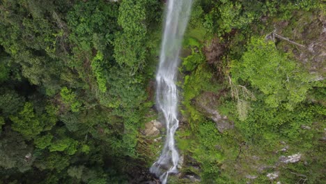 Aerial-rises-over-wispy-vine-like-jungle-waterfall,-Cascada-el-Bejuco