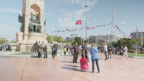 Frau-Fotografiert-Eine-Gruppe-Am-Taksim-Platz-Mit-Dem-Denkmal-Der-Türkischen-Republik