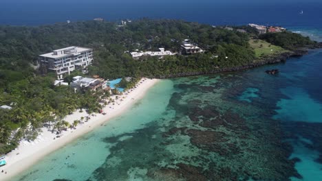 Healthy-coral-reefs,-clear-water-and-sandy-beaches-of-Roatan,-Honduras