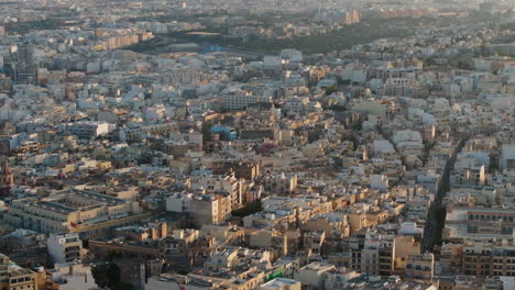 Luftaufnahme-Mit-Blick-Auf-Die-Einzigartige-Architektur-Maltas-An-Einem-Sonnigen-Abend