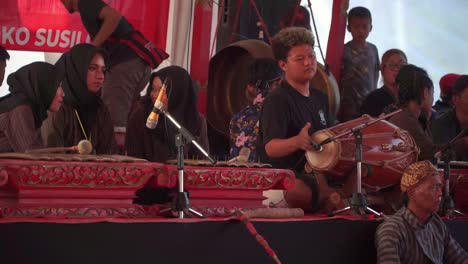 Verschiedene-Musiker-Spielen-Traditionelle-Indonesische-Tanzmusik-„Topeng-Ireng“.