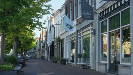 Leere-Straßen-Mit-Reihen-Von-Einkaufsboutiquen-In-Zeusgtraat,-Stadtzentrum-Von-Gouda-In-Südholland,-Niederlande