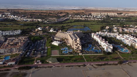 Luftaufnahme-Des-Almerimar-Hotels-Am-Strand-Von-El-Ejido,-Spanien