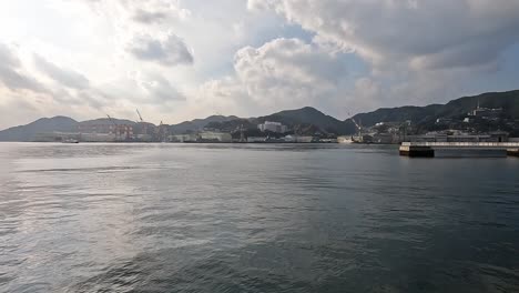 Vista-Sobre-La-Bahía-Del-Puerto-De-Nagasaki-En-Un-Hermoso-Día-Soleado