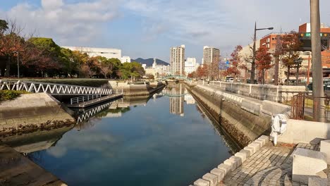 Schöner-Herbsttag-In-Nagasaki,-Blick-über-Einen-Kanal-Im-Hafengebiet