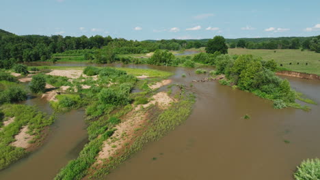 Luftaufnahme-Zum-Schmutzigen-Und-Flachen-Fluss-In-Illinois,-Arkansas,-Vereinigte-Staaten