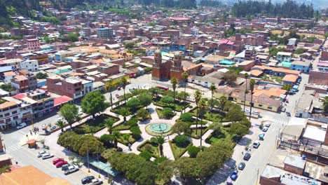 Hauptplatz-Der-Stadt-Carhuaz-In-Der-Region-Huaraz-Kleinstadt-In-Den-Peruanischen-Anden-Lawinenüberleben-Yungay