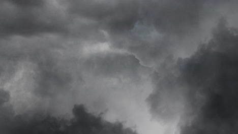 4k-Dunkelgraue-Wolken,-Begleitet-Von-Blitzeinschlägen
