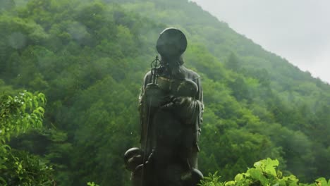 Estatua-Siniestra-En-El-Camino-A-Través-Del-Valle-De-Iya-En-Shikoku,-Japón