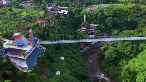 Luftaufnahme-Der-Blangsingah-Glasbrücke-In-Bali,-Indonesien---Drohnenaufnahme