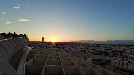 Aufnahme-Von-Touristen,-Die-Im-Morgengrauen-Den-Sonnenaufgang-Von-Las-Setas-De-Sevilla,-Auch-Metropol-Parasol-Genannt,-In-Sevilla-In-Spanien-Beobachten