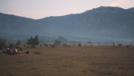 Pueblo-Nómada-Del-Desierto-Sentado-En-Un-Campamento-Cerca-De-Eynif-Tol-Han,-Turquía