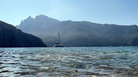 Luxuriöses-Boot-Vor-Anker-Am-Strand-Von-Bussaglia-Auf-Der-Insel-Korsika,-Frankreich