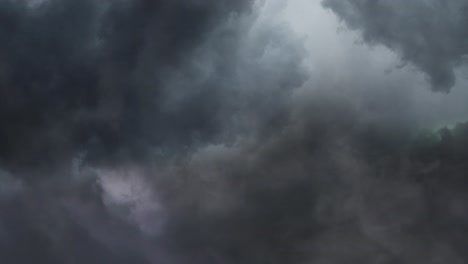 4K-Ansicht-Des-Tosens-Eines-Gewitters-In-Den-Wolken