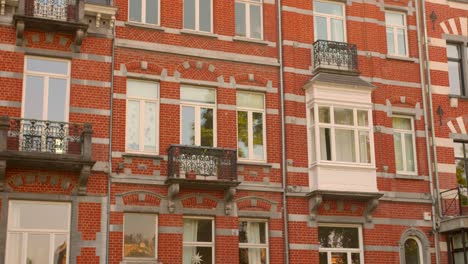Historic-and-typical-brick-architecture-in-Brussels,-Belgium