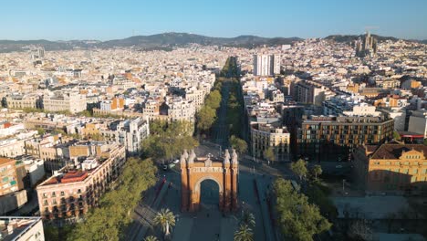 Historischer-Triumphbogen-In-Barcelona,-Spanien