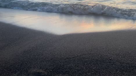 Wellen-Erreichen-Die-Küste-Und-Waschen-Den-Sand-Bei-Sonnenuntergang-An-Einem-Italienischen-Strand-In-Der-Toskana