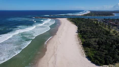 White-Sandy-Shore-Of-Lighthouse-Beach,-Ballina-In-New-South-Wales,-Australia---aerial-shot